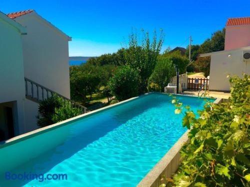 Appartement avec piscine et climatisation. À Ražanac.