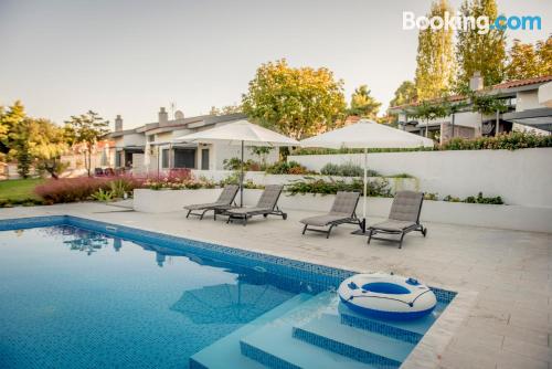 Ferienwohnung mit pool und Terrasse. Mit Kinderbett