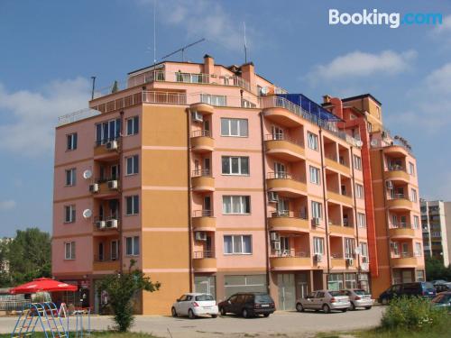 Wohnung mit Terrasse. Mit Kinderbett