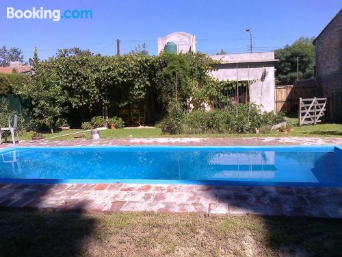 Apartamento con piscina con conexión a internet.