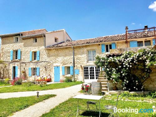 Appartement avec Internet et terrasse. À Pernes-les-Fontaines