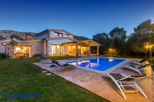 Piscina y internet en Sa Pobla con terraza