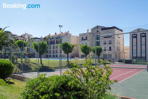 Apartamento con terraza y conexión a internet en Sitges. Ideal para grupos