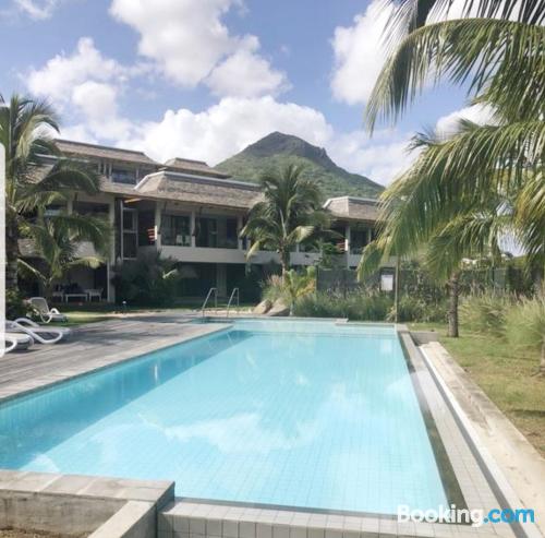 Apartamento con vistas con piscina.