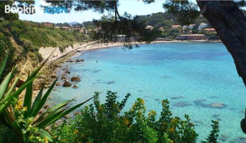 Sanary-sur-Mer est votre. Avec terrasse!