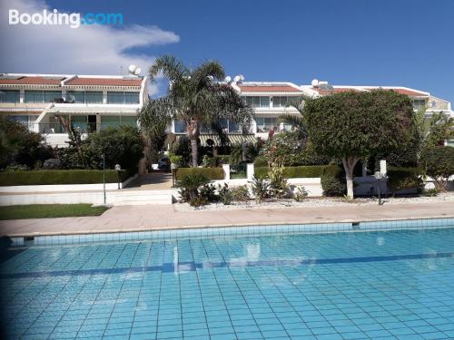 Apartamento con piscina con vistas.