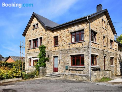 Appartement avec terrasse, idéal pour 5 ou plus.