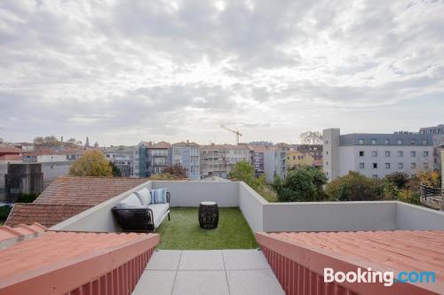 Espaçoso apartamento em boa posição. Terraço!