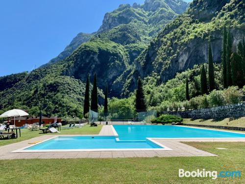 Pratique studio. Piscine et terrasse.