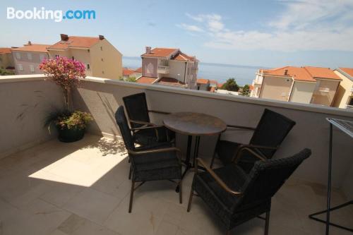 Apartamento con terraza y wifi en Makarska. ¡Aire acondicionado!