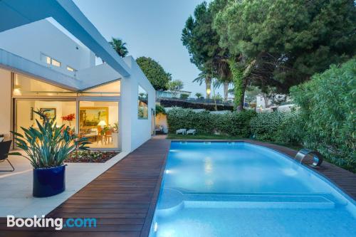 Appartement avec piscine. Wifi et terrasse.