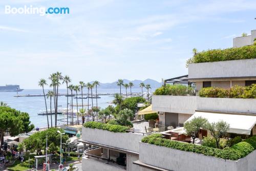 Appartement avec terrasse et Internet à Cannes. Idéal pour les familles