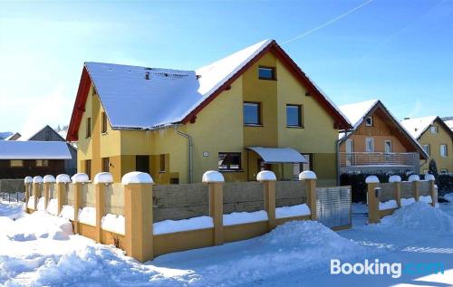 Minime appartement d'une pièce. Pour 2 personnes.