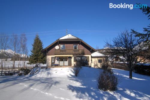 Ample appartement dans une position centrale. Terrasse et Wifi!