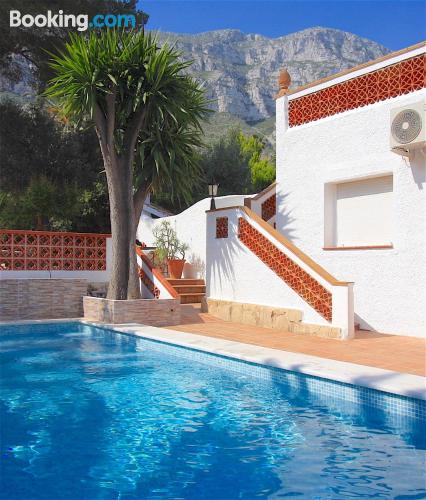 Apartamento de 100m2 em Denia. Terraço e piscina.