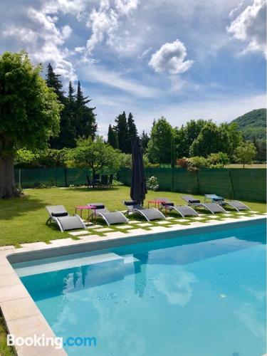 Apartamento con vistas con piscina.