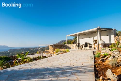 Apartamento con terraza y conexión a internet en Gavalochori, en el ajo