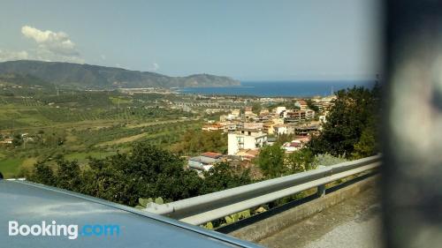 Appartement avec terrasse. Furnari à vos pieds.