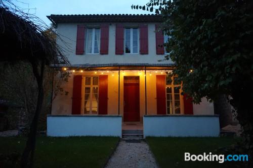 Appartement à Fontaine-de-vaucluse. Internet et terrasse.