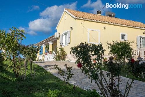 Wohnung mit kinderbett. In Arillas.