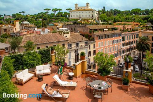 Home for 6 or more in superb location of Rome