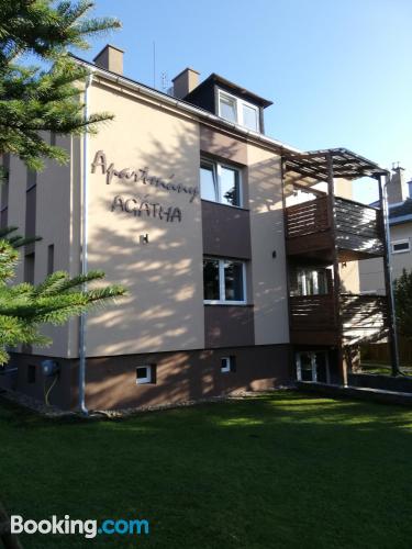 Apartamento de 23m2 em Loučná nad Desnou. Terraço e piscina