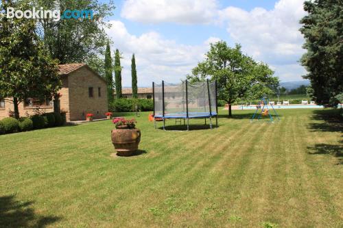 Amplo apartamento com piscina em Cortona