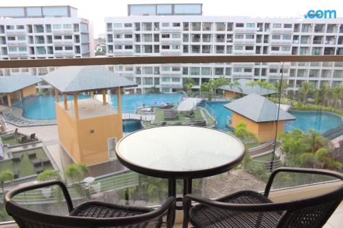 Apartamento con piscina y aire acondicionado en Jomtien Beach.