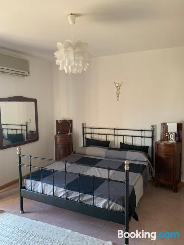 Acogedor apartamento en Marina di Ragusa con terraza.