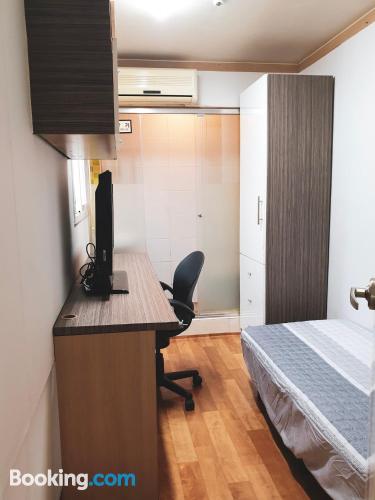 Apartamento com internet. Ar condicionado!.