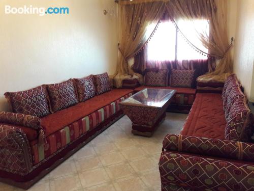 App met 2 kamers in Meknes. Perfect voor gezinnen!.