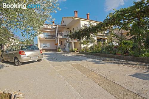 Apartamento com terraço. Numa posição central!