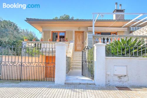 Apartamento con terraza y internet en Playa de Muro. ¡Perfecto para cinco o más!