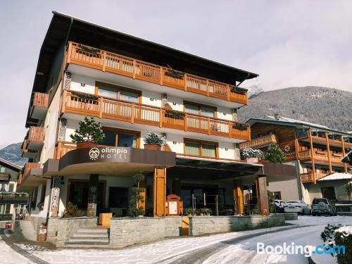 Dans une position centrale et terrasse à Bormio. Avec climatisation!