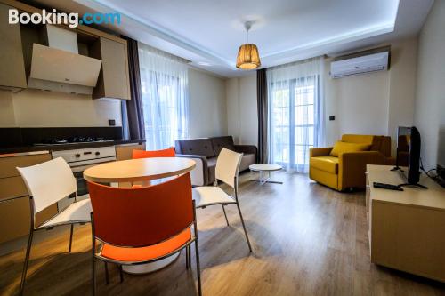 Apartamento con cuna con internet.