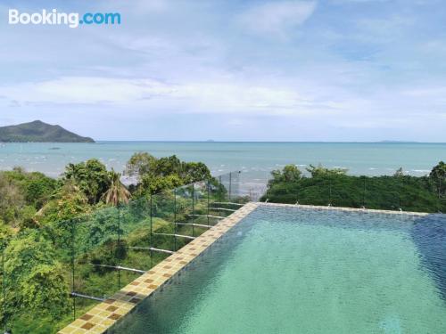 Apartamento em Chon Buri, ideal para duas pessoas.