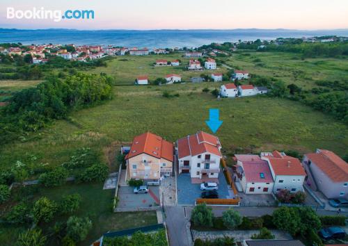 Apartamento com terraço. Internet!