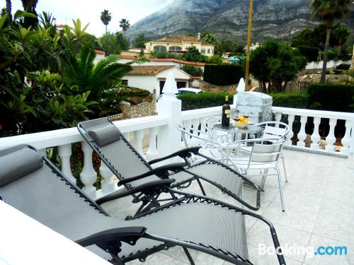 Apartamento en Denia con terraza y internet.