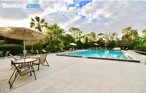 Appartement avec terrasse, parfait pour les familles.