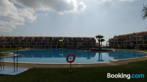 Ample appartement avec piscine. À Sant Jordi