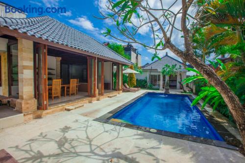 Apartamento em Kerobokan. Terraço e piscina.