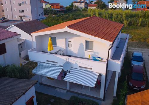 Appartement chiens bienvenus à Nin. Terrasse et Internet!