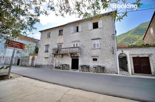 Prático apartamento para duas pessoas em Kotor