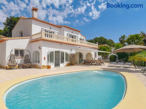 Apartamento em Moraira. Terraço e piscina