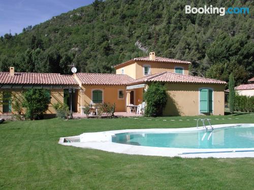 Piscina y internet en Digne-les-Bains ideal parejas