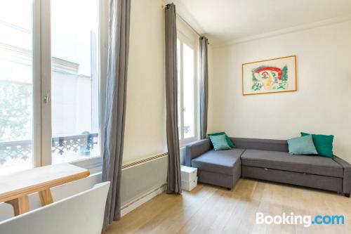 Pequeno apartamento para duas pessoas em Paris.