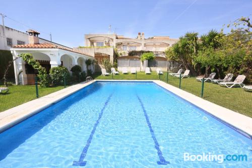 Place with terrace. Enjoy your swimming pool in Cambrils!.