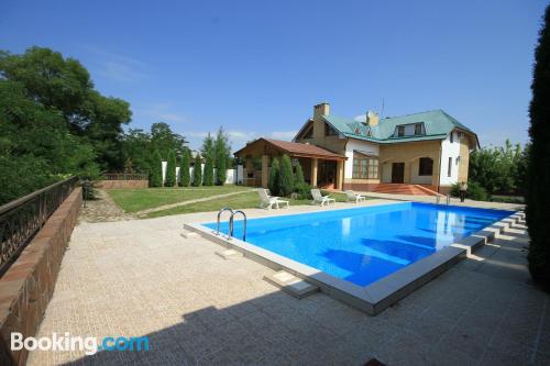 Apartamento con piscina. ¡Perfecto para cinco o más!