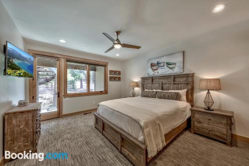 Apartamento de 267m2 en South Lake Tahoe con vistas y conexión a internet.