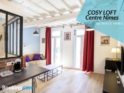 Apartamento con aire acondicionado en Nîmes.